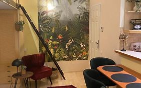 Jungle Story Apartment By Millenaris Park With Free Parking